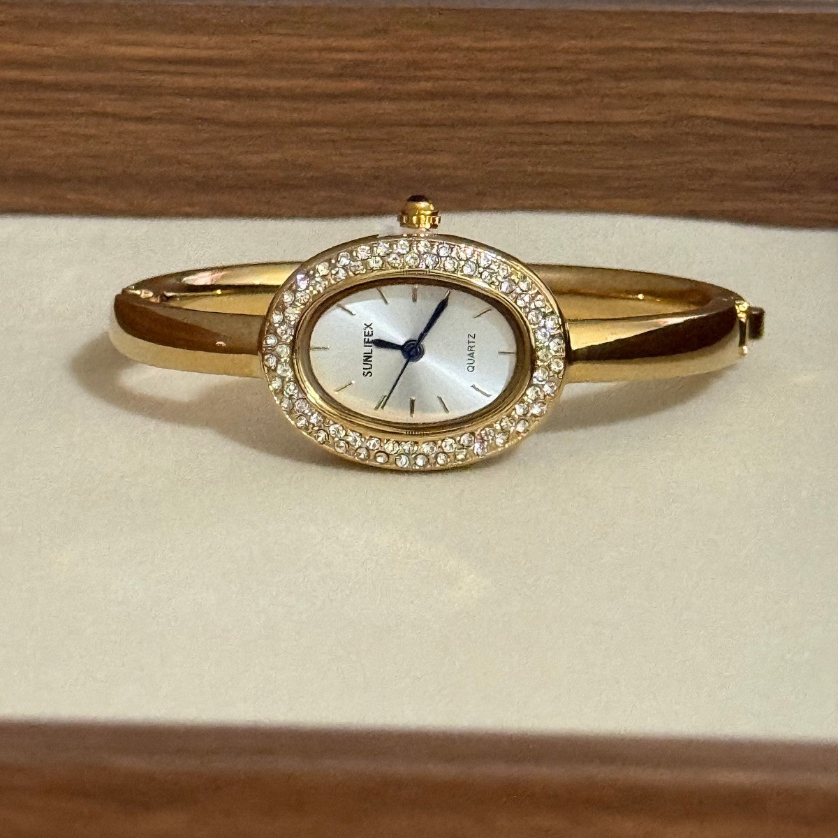 Reloj Oval de Circonias